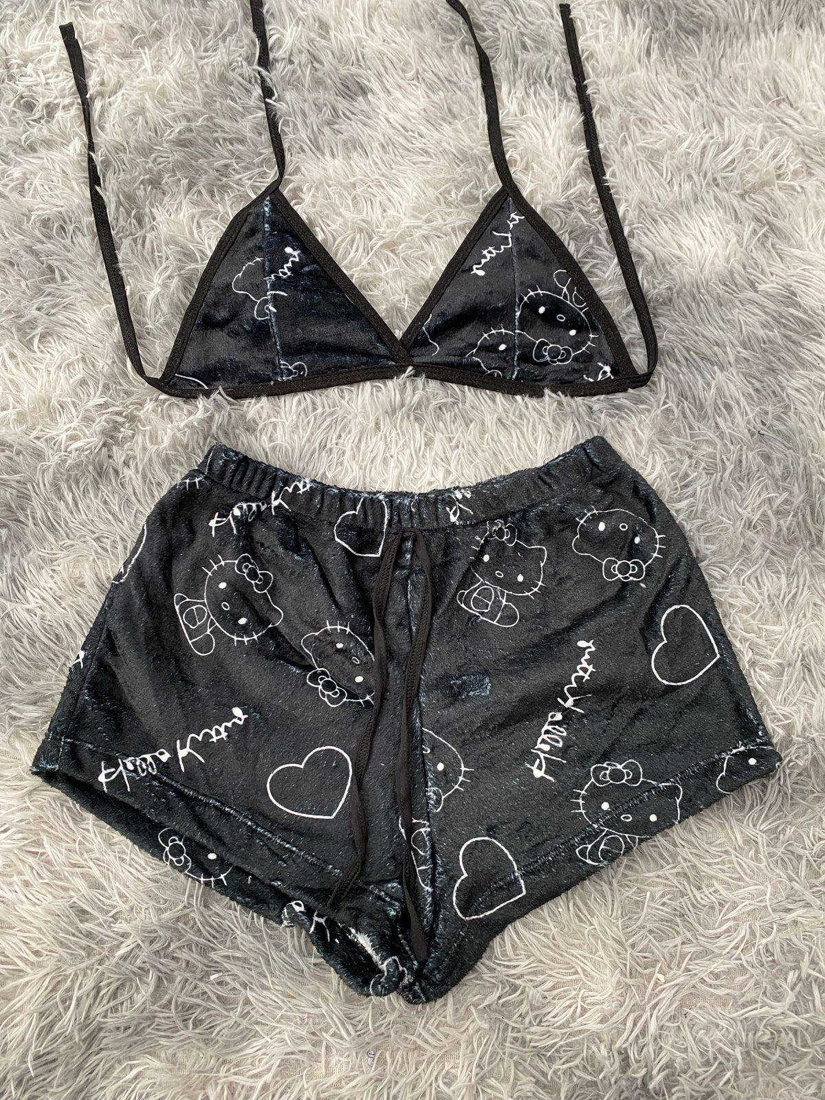 Hello kitty letras blancas fondo negro top con short unitalla de afelpado