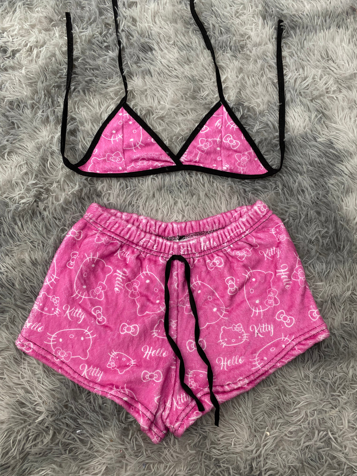 Hello kitty letras blancas fondo rosa top con short unitalla de afelpado