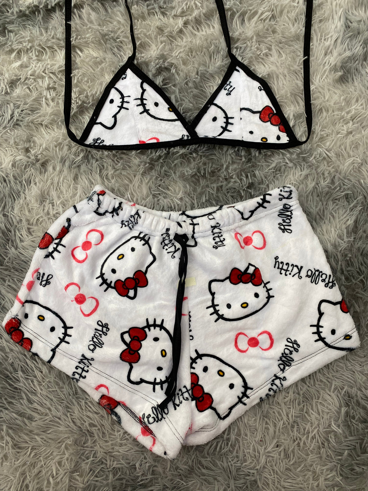 Hello Kitty Caras y moños fondo blanco top con short unitalla de afelpado