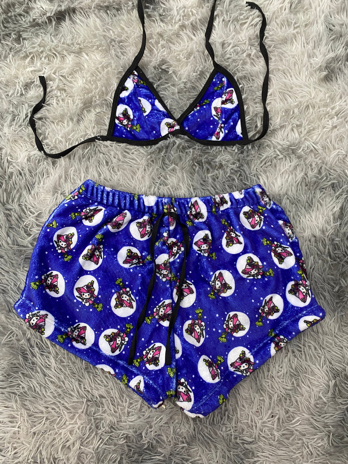 Hello kitty bruja fondo azul top con short unitalla de afelpado