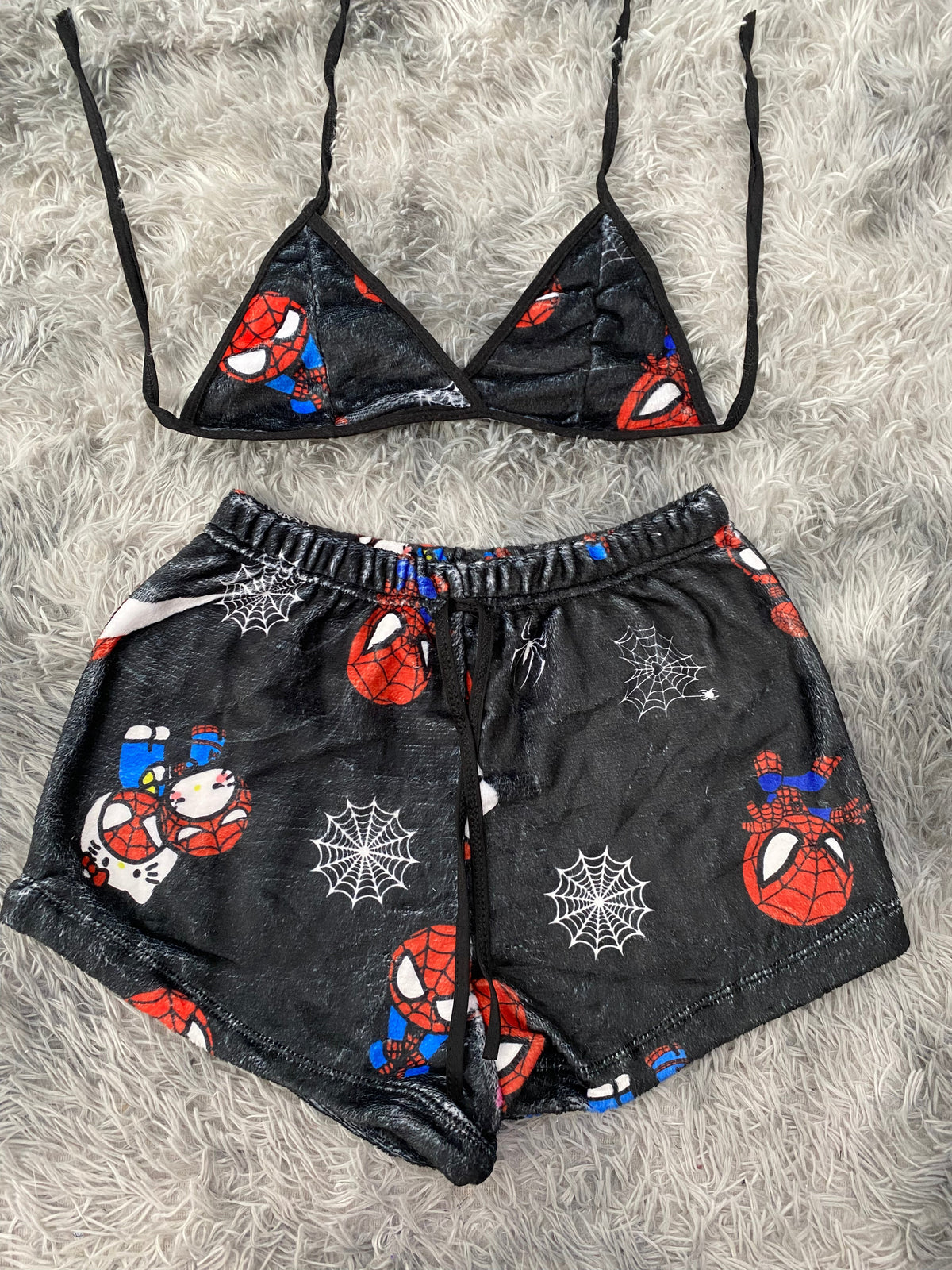 Spider kitty abrazo fondo negro top con short unitalla de afelpado