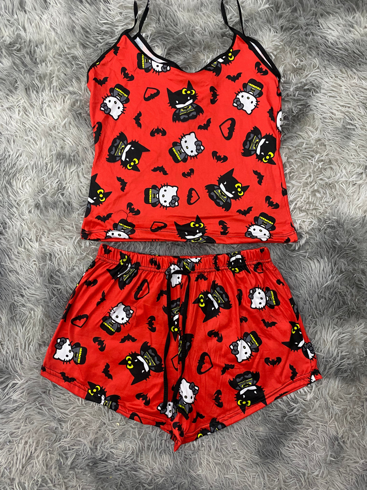 Hello  kitty y Batman fondo rojo Blusa Con Short