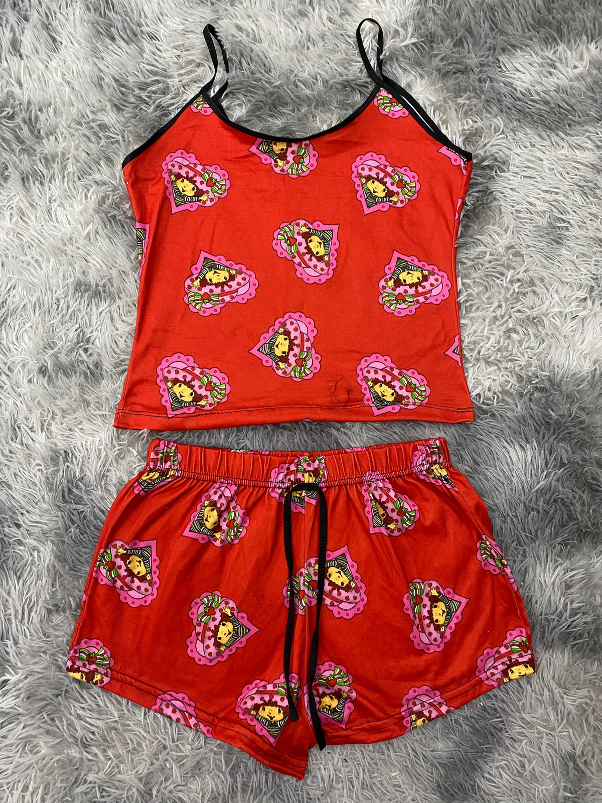 Rosita fresita corazones fondo rojo Blusa Con Short