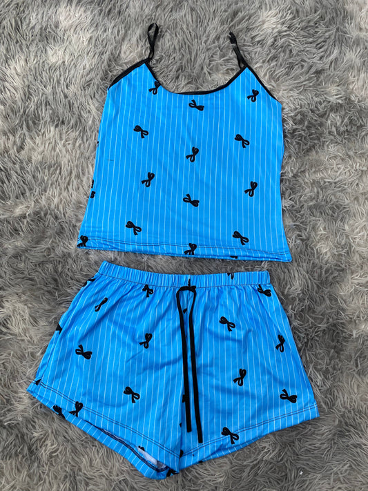 Moños negros fondo azul Blusa Con Short
