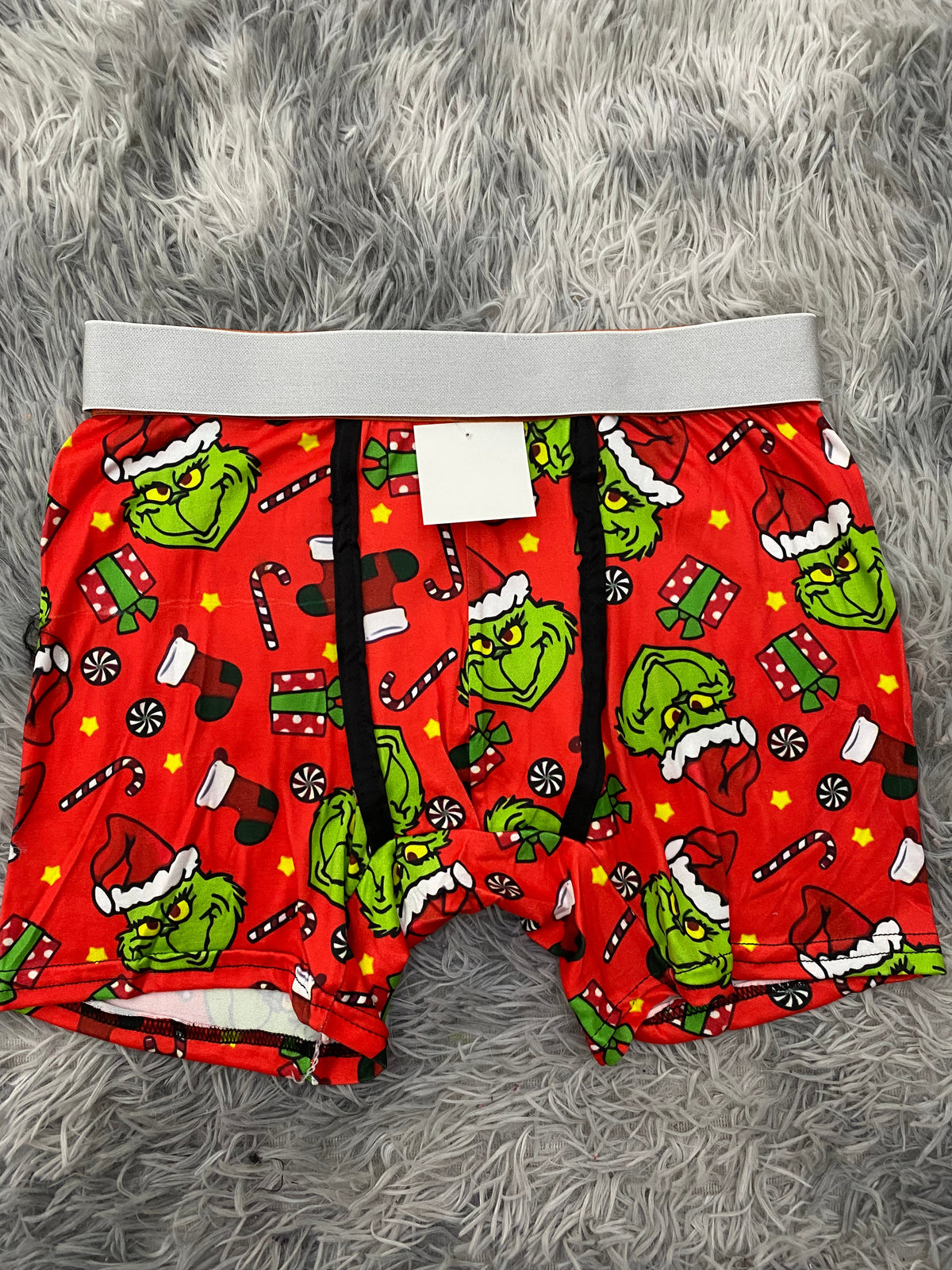 Grinch y regalos fondo rojo Boxer De Hombre unitalla