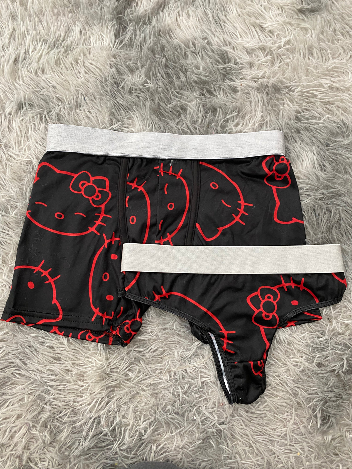 Hello kitty contornos rojos fondo negro Duo Unitalla Con Tanga