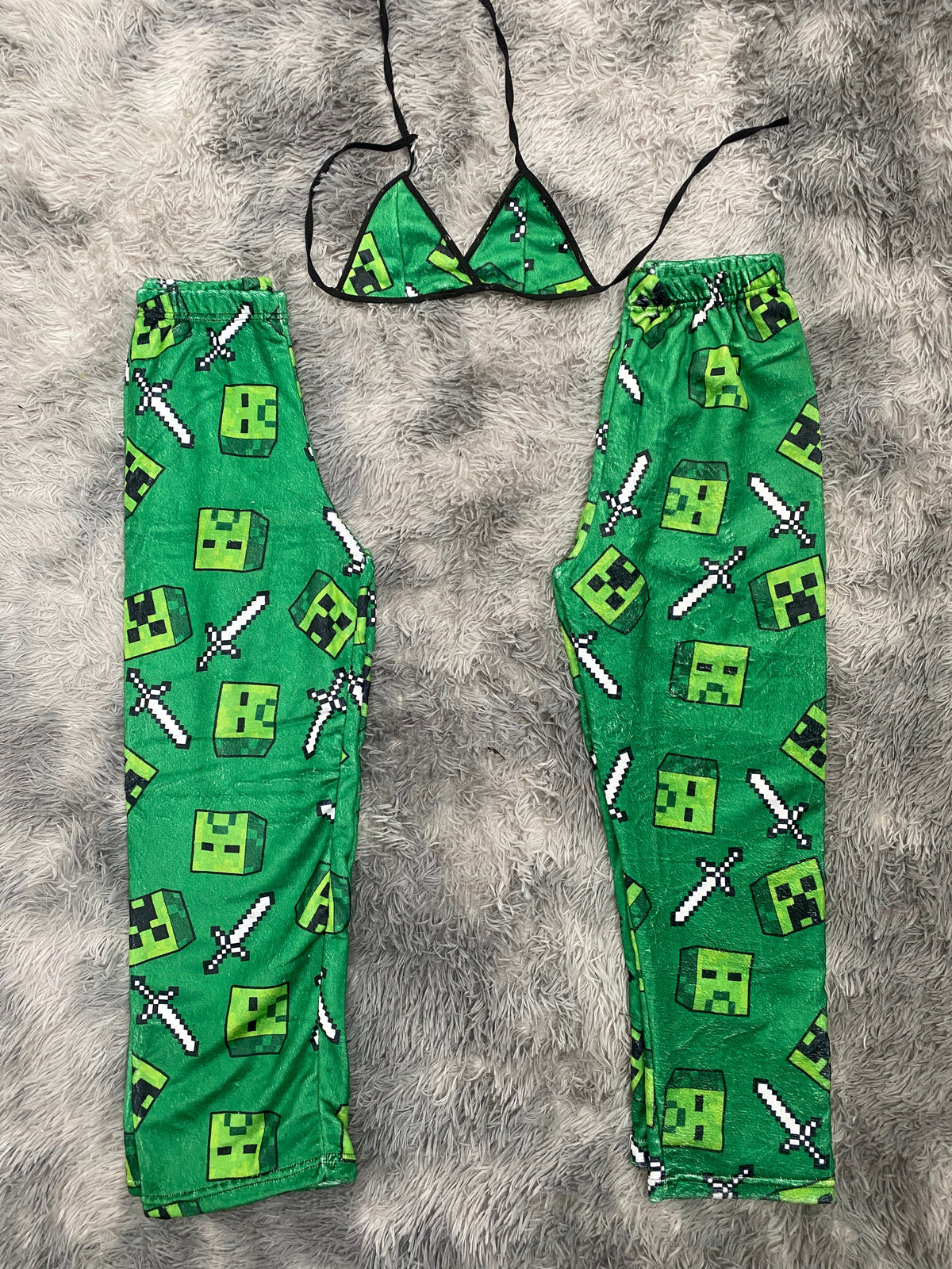 Creeper y espadas fondo verde Duo De Pijama Afelpada.