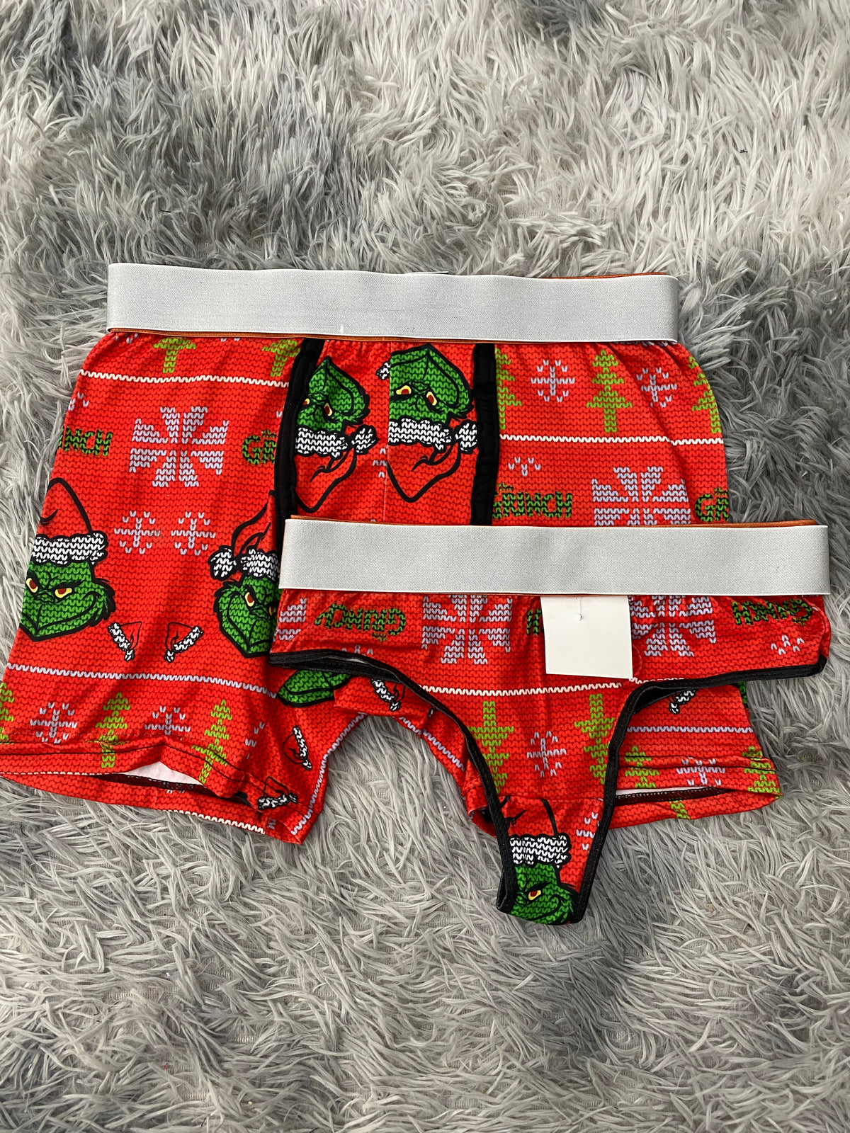 Grinch y árboles de navidad fondo rojo Duo Con Tanga Xl
