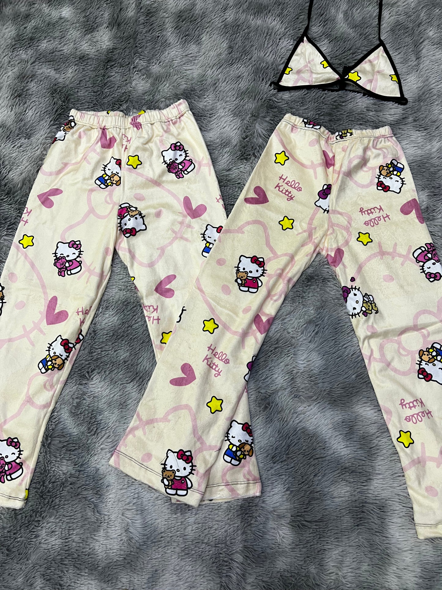 Hello Kitty Amarillo Duo de pijama afelpada.