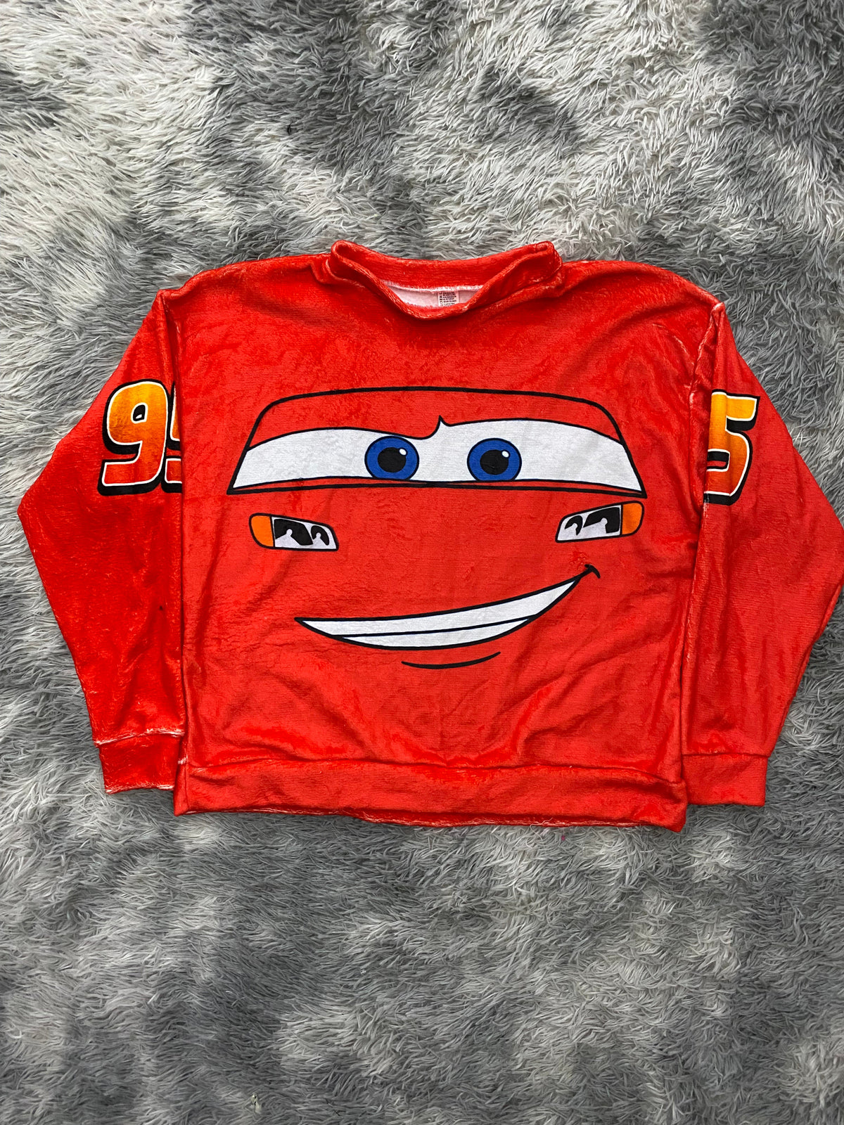 suéter navideño de rayo McQueen cara
