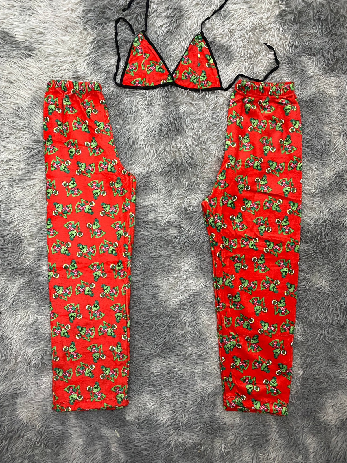 Grinch animado fondo rojo Pijama Afelpada