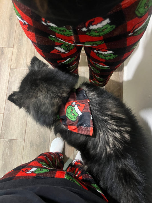Pijama Grinch Rojo Duo de pijama afelpada.